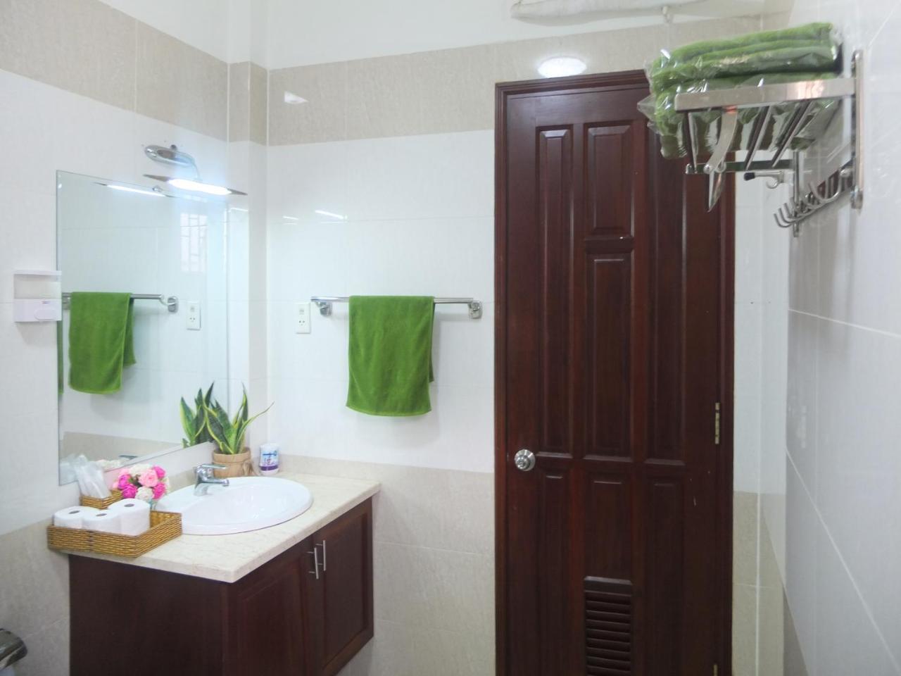 S Phuot Airport Hostel Ho Chi Minh-staden Exteriör bild
