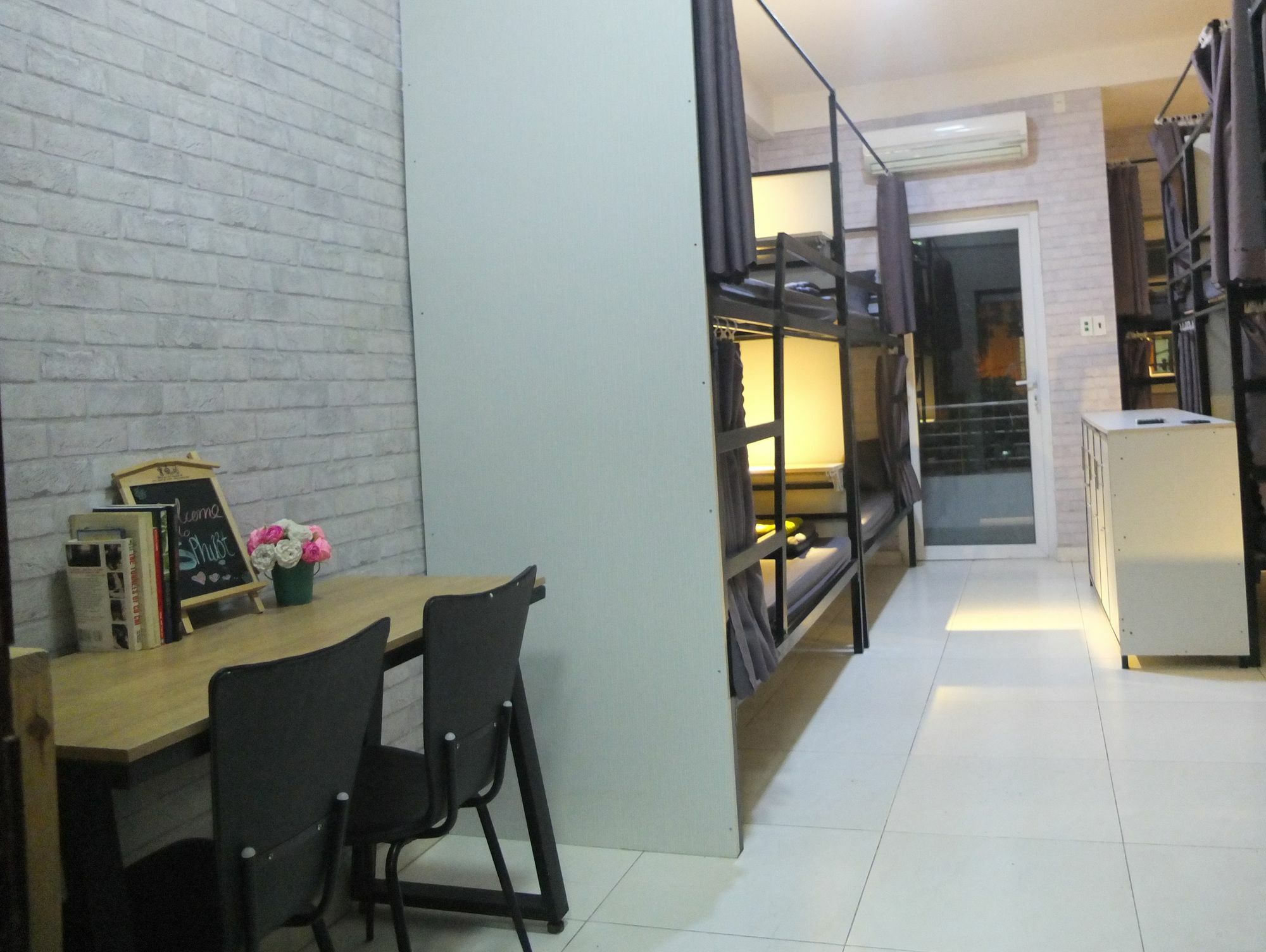 S Phuot Airport Hostel Ho Chi Minh-staden Exteriör bild